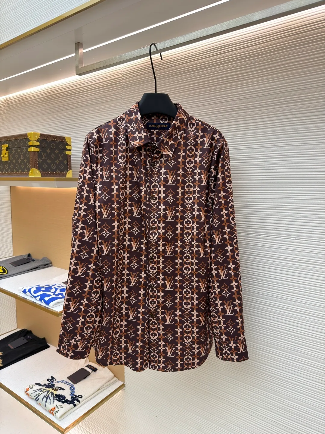 LOUIS VUITTON Overlap pattern printed long-sleeved mulberry silk shirt ●Original version: purchased and developed for 17000 ●Item number: 1682309-A60 ●Fabric: cotton fabric ●Technology: printing production ●Color: pattern ●Version: fitted version ●Weight: about 360 grams ●Size: S-M-L-XL ●Description: This Louis Vuitton all-over printed presbyopic shirt is made of high-count silk blended fabric. It is custom-woven and dyed to ensure the gloss and drape of the fabric while achieving precise coloring of the presbyopic pattern, with a color fastness of level five or above. The pattern printing uses digital direct printing combined with screen overprinting technology to accurately splice classic Monogram elements and geometric plaids. The alignment error of each LV logo and pattern is controlled within 0.5mm. The shirt pieces are laser cut and shaped, with no burrs on the edges and precise dimensions; the placket is made with hand-stitching technology, and the buttons are custom-made metal presbyopia buttons that fit perfectly with the fabric pattern. The double-needle hemming process on the shoulders and side seams improves wearability, and the collar has built-in elastic strips to prevent deformation after long-term wear. The overall stitch length is controlled at 8 stitches per centimeter, and the stitching is even and smooth, perfectly presenting the brand's high-end clothing technology standards. The overall wiring is straight and delicate, the fabric is comfortable and soft, and the color is consistent without color difference. It can be matched with the same style to create a fashionable look and control various occasions. Customized accessories, complete with three standards, same style for men and women!
